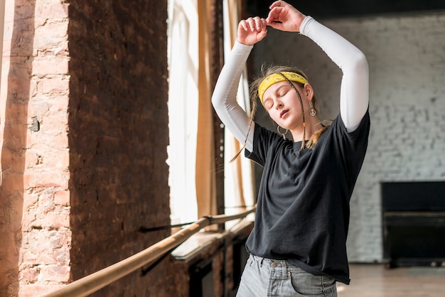 Foto gratuita retrato de joven rubia bailando en la clase