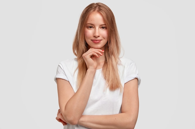 Retrato de joven rubia en camiseta blanca