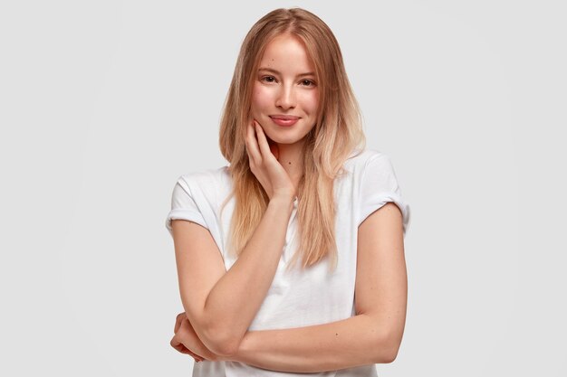 Retrato de joven rubia en camiseta blanca