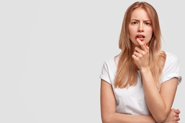 Retrato de joven rubia en camiseta blanca