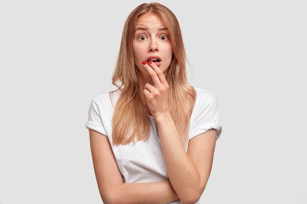 Retrato de joven rubia en camiseta blanca