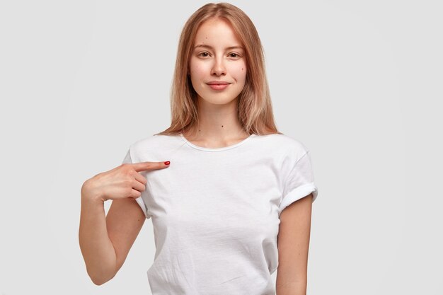 Retrato de joven rubia en camiseta blanca