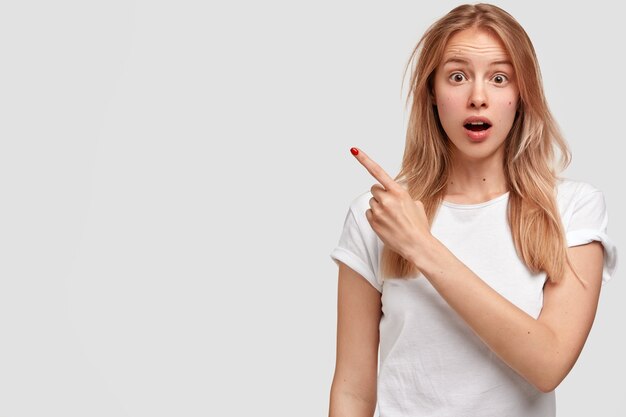 Retrato de joven rubia en camiseta blanca