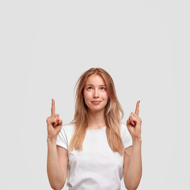 Retrato de joven rubia en camiseta blanca