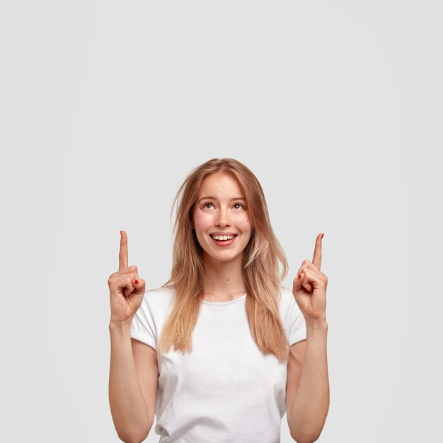 Retrato de joven rubia en camiseta blanca