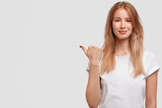 Retrato de joven rubia en camiseta blanca