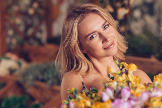 Retrato de una joven rubia con ramo de flores