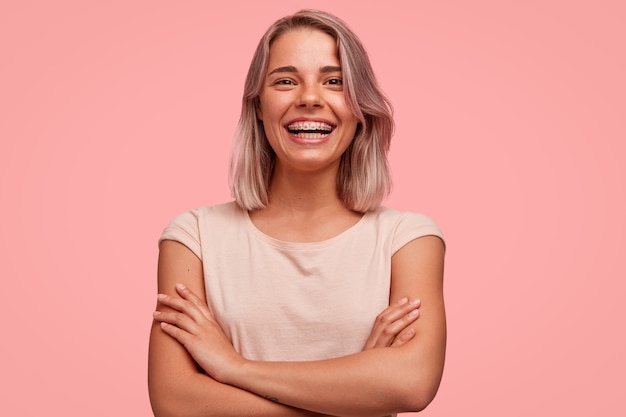 Foto gratuita retrato, de, joven, rubio, mujer