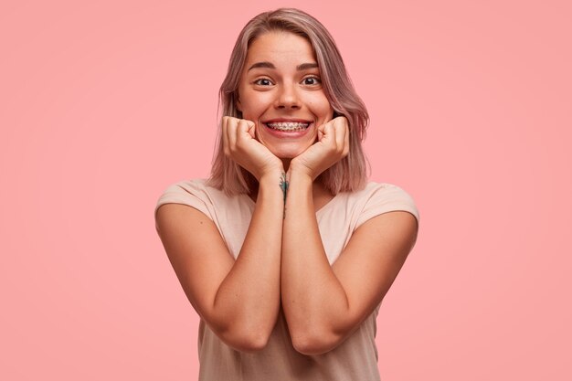 Retrato, de, joven, rubio, mujer