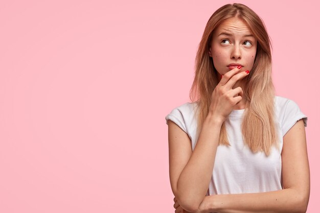 Retrato, de, joven, rubio, mujer