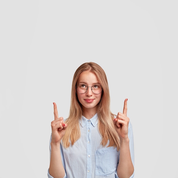 Retrato, de, joven, rubio, mujer