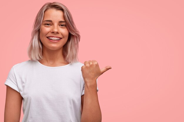 Retrato, de, joven, rubio, mujer