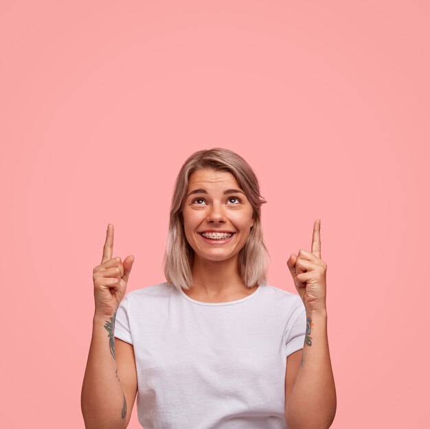 Retrato, de, joven, rubio, mujer