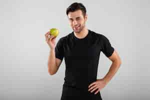 Foto gratuita retrato de un joven sano con manzana verde