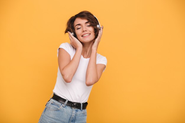 Retrato de una joven satisfecha escuchando música