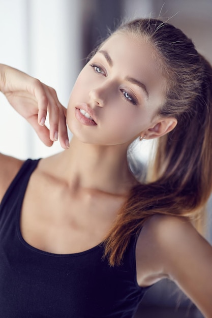 Retrato de joven sensual en camiseta oscura.