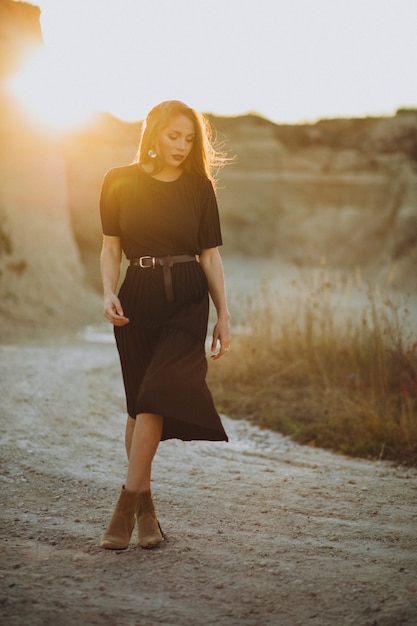 Retrato de una joven sensual en una puesta de sol