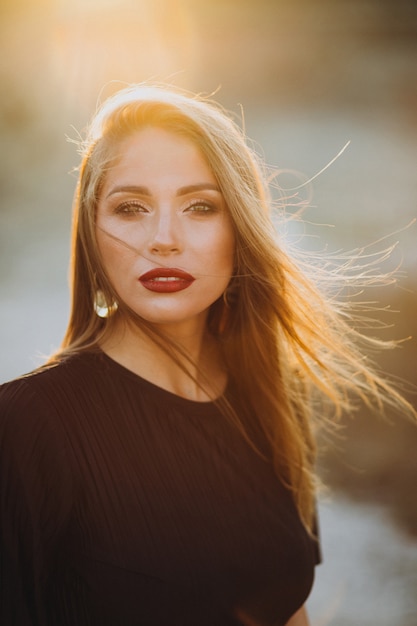 Retrato de una joven sensual en una puesta de sol