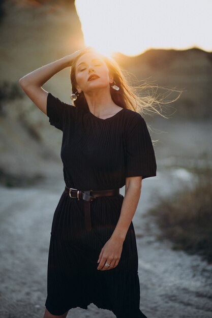 Retrato de una joven sensual en una puesta de sol