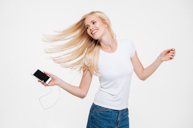 Retrato de una joven sonriente con cabello largo y rubio