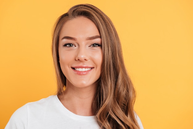 Foto gratuita retrato de una joven sonriente de cerca