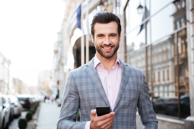 Retrato de un joven sonriente en chaqueta