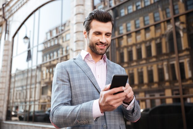 Retrato de un joven sonriente en chaqueta