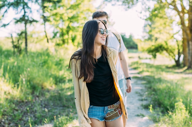 Foto gratuita retrato de joven sonriente frente a hombre