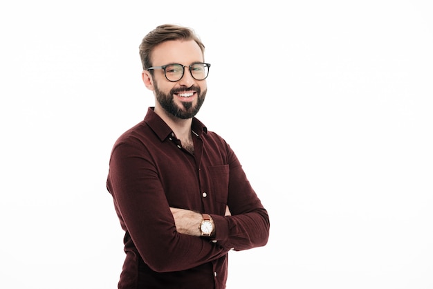 Retrato de un joven sonriente en gafas