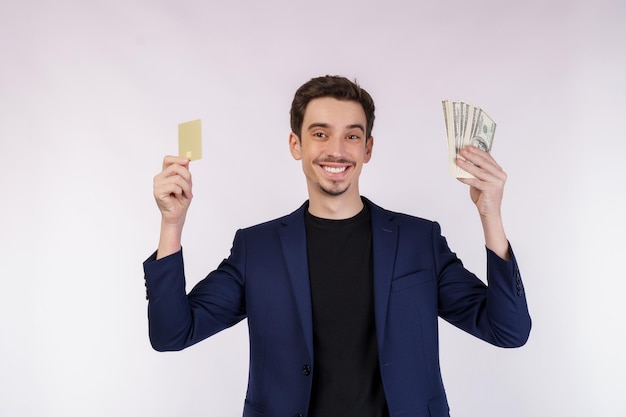 retrato, de, joven, sonriente, guapo, hombre de negocios, actuación, tarjeta de crédito, y, efectivo, aislado, encima, fondo blanco