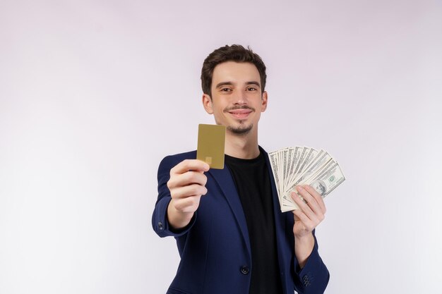 retrato, de, joven, sonriente, guapo, hombre de negocios, actuación, tarjeta de crédito, y, efectivo, aislado, encima, fondo blanco