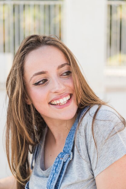 Retrato de una joven sonriente mirando a otro lado