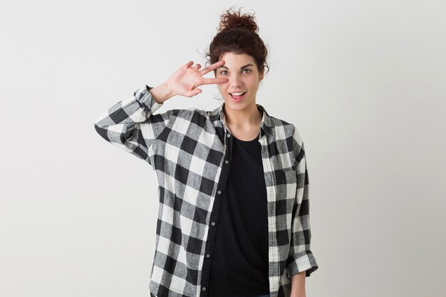 Retrato de joven sonriente mujer bonita hipster feliz en camisa a cuadros posando aislado, emocional