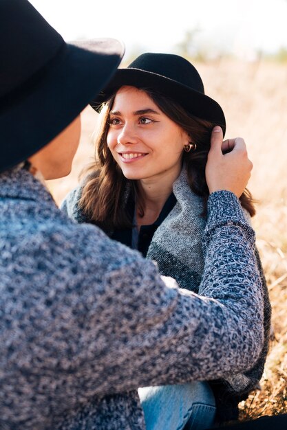 Retrato de joven sonriente en la naturaleza