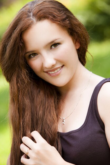 Retrato de joven sonriente pelirroja