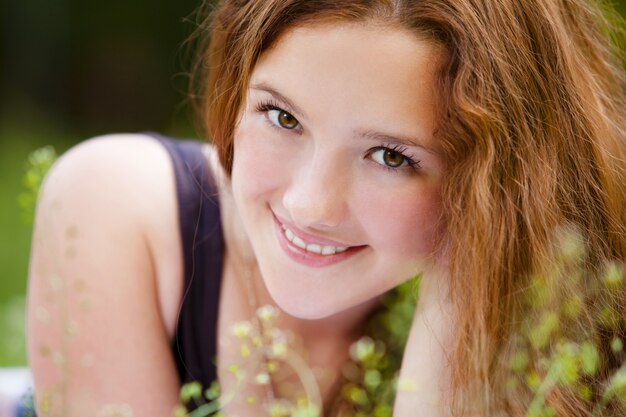 Retrato de joven sonriente pelirroja