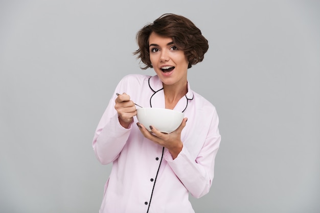 Retrato de una joven sonriente en pijama