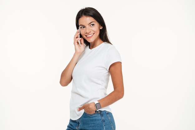 Retrato de una joven sonriente con reloj inteligente