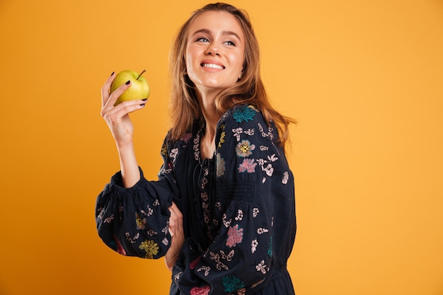 Retrato de una joven sonriente, vestida con traje de verano