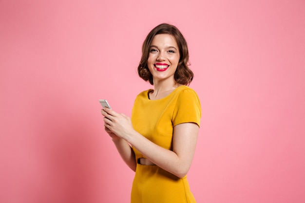 Retrato de una joven sonriente en vestido