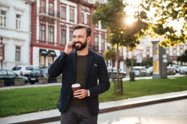 Retrato de un joven sonriente