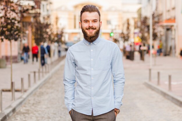 Retrato de un joven sonriente