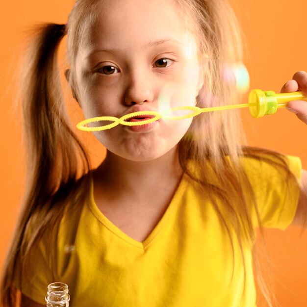 Retrato de joven soplando burbujas