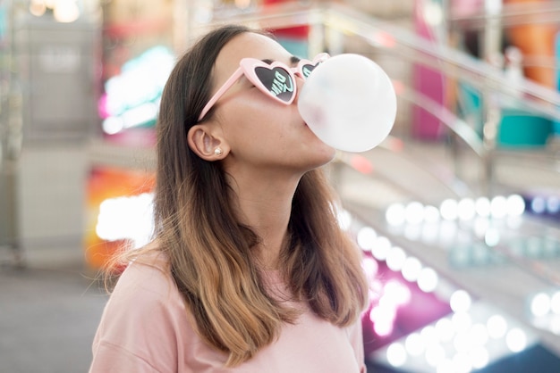 Foto gratuita retrato de joven soplando chicle