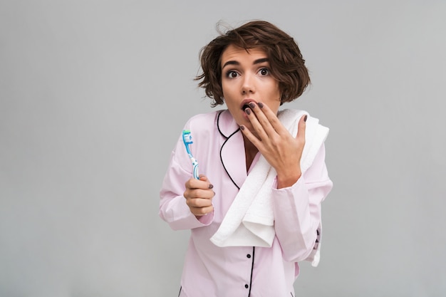 Retrato de una joven sorprendida en pijama