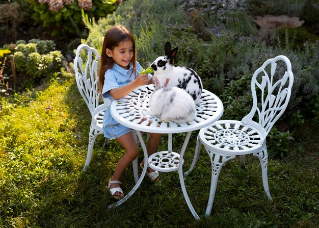 Retrato de una joven con su conejo mascota