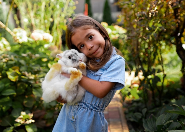 Foto gratuita retrato de una joven con su conejo mascota