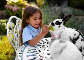 Foto gratuita retrato de una joven con su conejo mascota