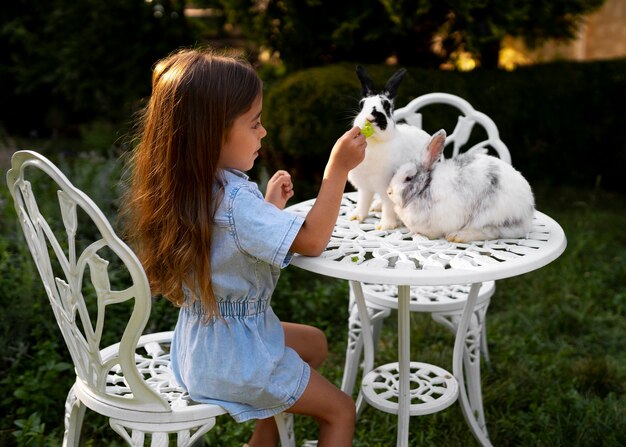 Retrato de una joven con su conejo mascota