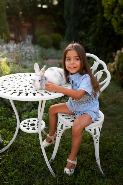 Foto gratuita retrato de una joven con su conejo mascota